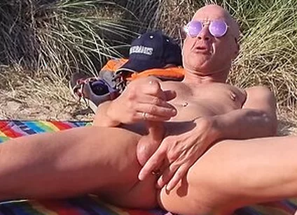 Guy Gets Naked In The Dunes And Wanks In Public!