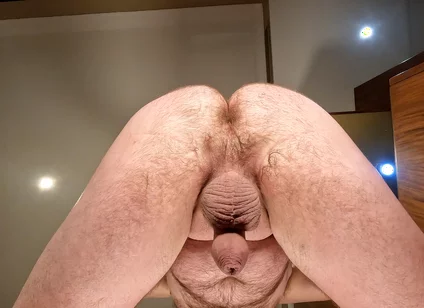 Naked Arsehole Squats for the Camera