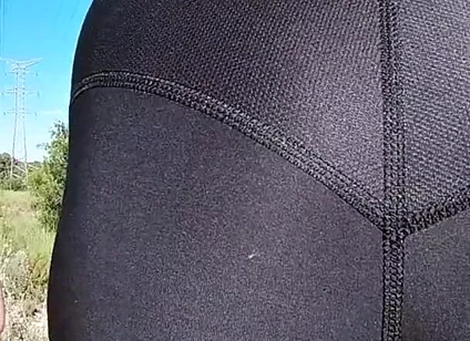 Sexy Assed Girl Flashes Her Tight Ass in Leggings to the Sportists Around