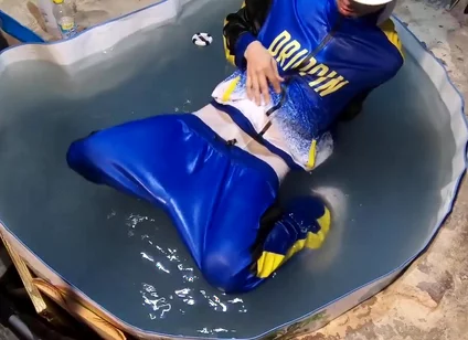 Sneaker skater sagger wet gear