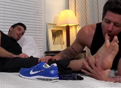 Sexy Hunk Link & Trenton Love Worshipping Each Feet