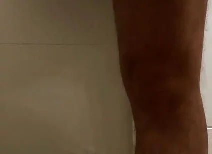Crossdresser Con Un Gran Trasero En Minifalda Está Orinando