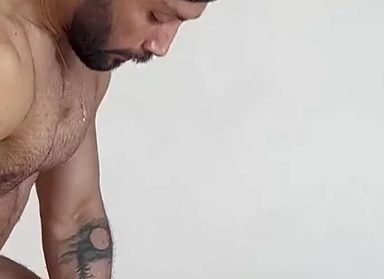 Dos Pollones Y Un Agujero Muy Caliente