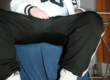 The Dregsau Dj-bro Pisses in His Pants.