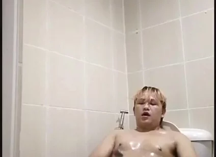 Philippino Twink Boy Eats His Own Cum!!
