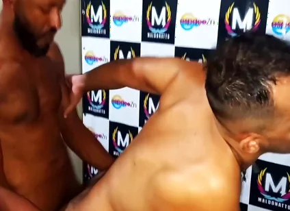 Socyal Sem Camisa In Sexo Gay A Tres E Ao Vivo No Palco De Uma Casa De Surubao Masculino No Brasil