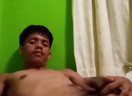 Filipino Twink’s Steamy Solo Session with Explosive Cumshot