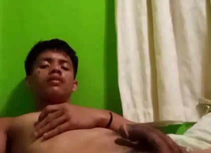 Filipino Twink’s Steamy Solo Session with Explosive Cumshot