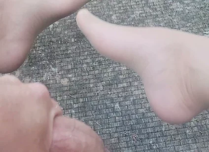 Cumming Hard Outdoors in Nylons