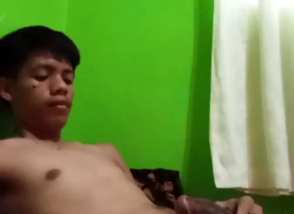 Philippino Twink Boy Jerks off in Bed, Huge Cumshot!