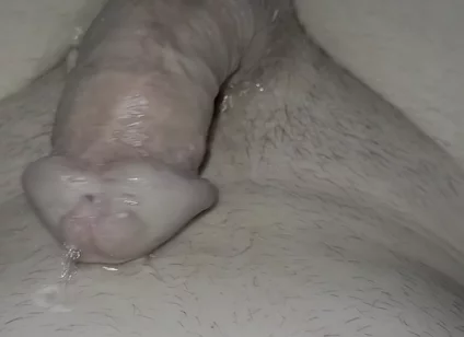 Tenn Shower Piss in Bellybutton