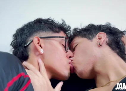Uff I Want to Come!! Friends Give Each Other a Delicious Handjob and Eat Each Other with Kisses