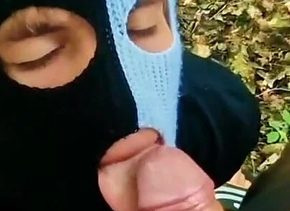 Twinks with Big Dicks Fuck During Breaks in the Park Without Condoms Until They Cum
