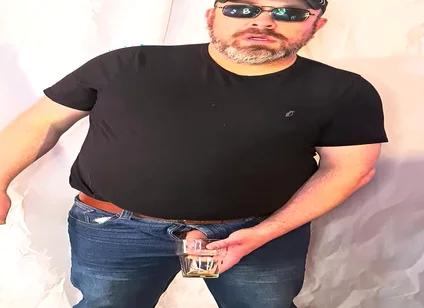 Dressed up with Cool Sunglasses, Treat Yourself to a Hot Piss
