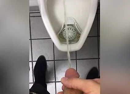 Big Bi Dick Pissing (hard & Soft)