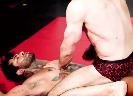 2 Guys Rassle For Dominance 2