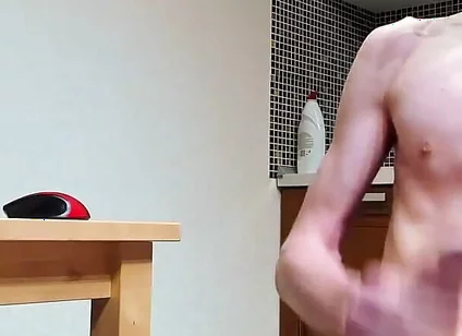 A strong vibration in my ass made me cum